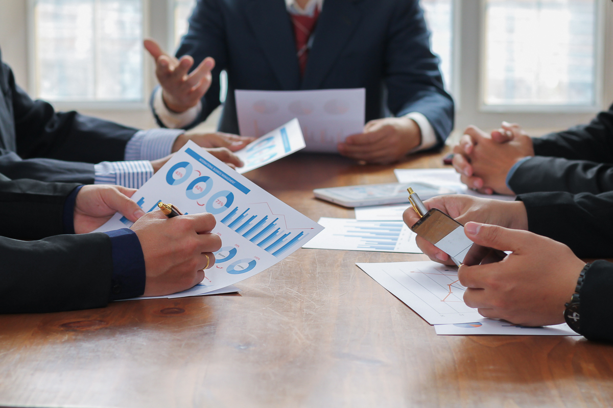 investor in the meeting room are advising and discussing to make good business profits. The concept of providing advice and consultation between investors to exchange investment knowledge.